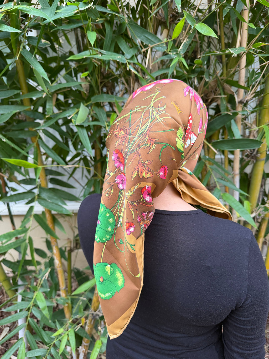 GUC. replica satin floral square (brown)